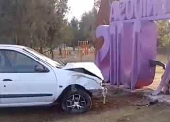 Un auto chocó contra una cartelera en el ingreso de la avenida Los Puquios