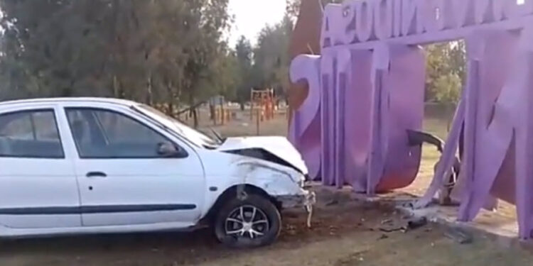 Un auto chocó contra una cartelera en el ingreso de la avenida Los Puquios