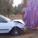 Un auto chocó contra una cartelera en el ingreso de la avenida Los Puquios