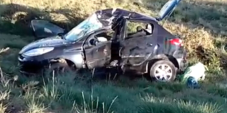 Un auto perdió el control e impacto contra un árbol en Aguada de Pueyrredón