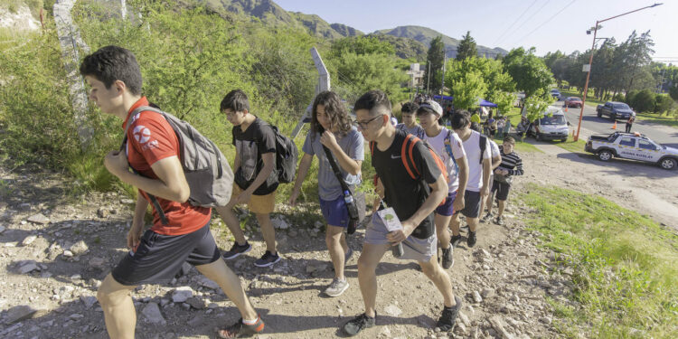 Alumnos del secundario de EPD “Albert Einstein” escalaron el Cerro de la Cruz