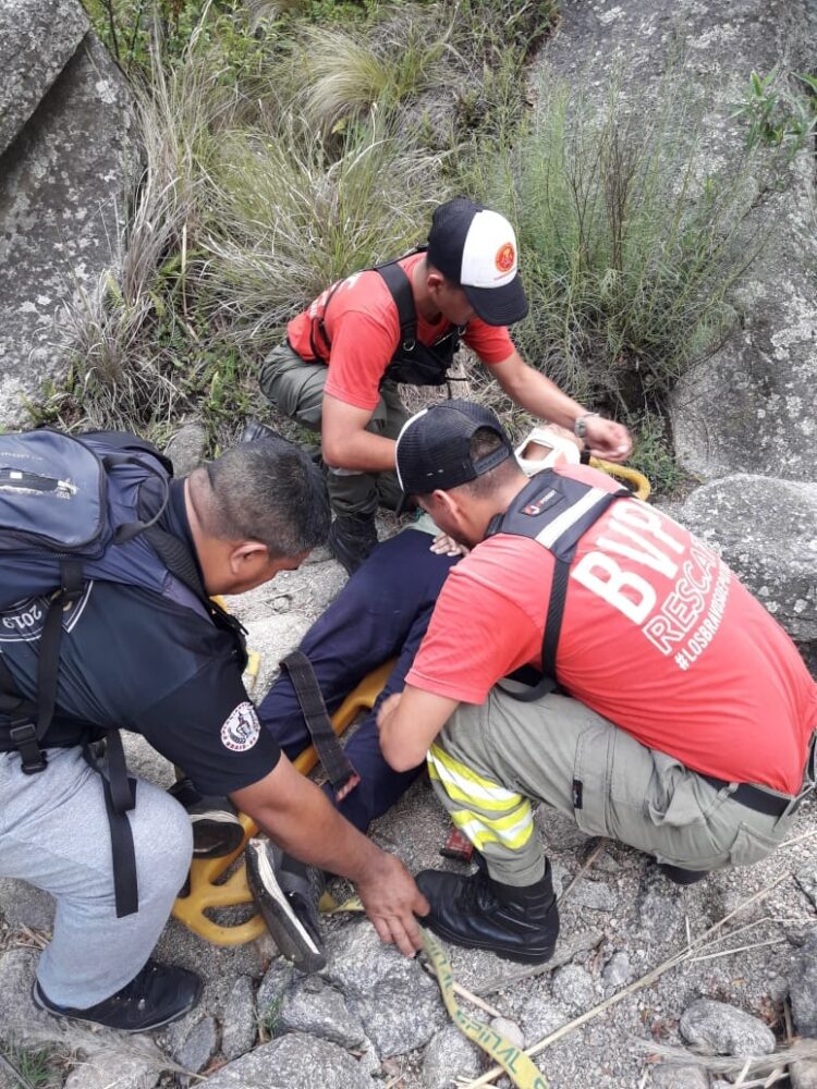 Rescate de un joven que se descompuso en el camino del Salto de la Moneda