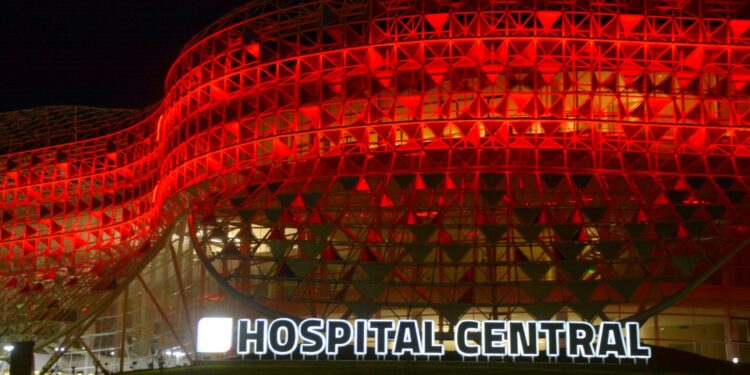 El Hospital Central “Dr. Ramón Carrillo” se iluminó de rojo en conmemoración al Día Mundial de Lucha contra el Sida