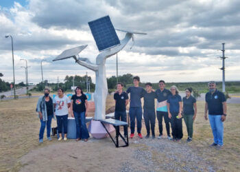 Alumnos de la Escuela Técnica Lallermant desarrollaron un árbol solar y fue instalado en Nogolí