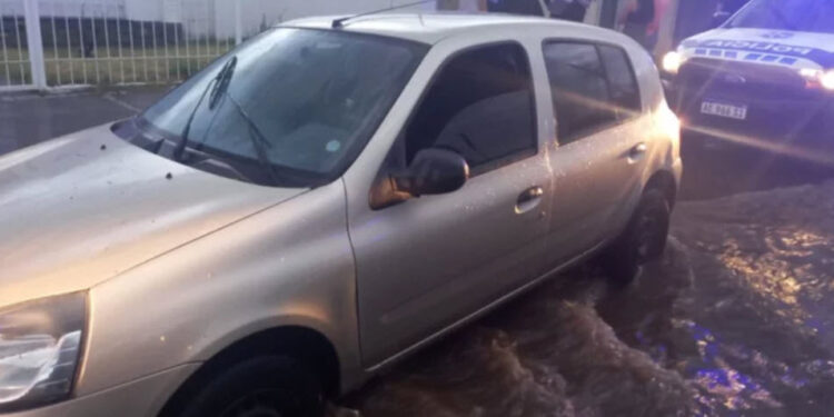 Un joven de Juana Koslay embistió una patrulla policial y luego intento huir