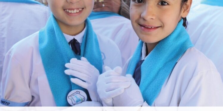 Entrega de guardapolvos para niñas y niños de nivel primario de Juana Koslay