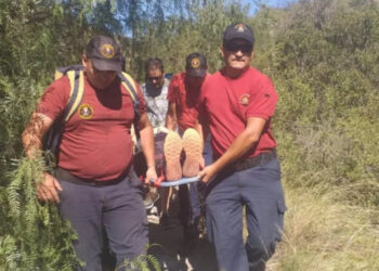 Una mujer que subió al Cerro de la Cruz debió ser rescatada por sufrir un esguince