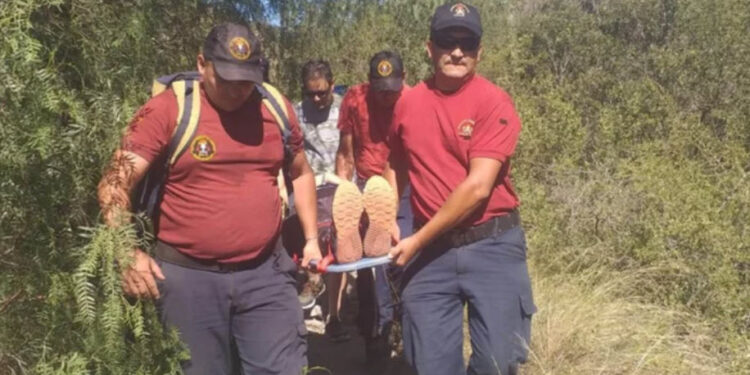 Una mujer que subió al Cerro de la Cruz debió ser rescatada por sufrir un esguince