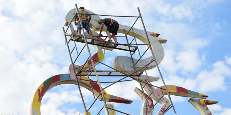 Pinta San Luis restaura la icónica escultura del ciclista en la Autopista Los Puquios