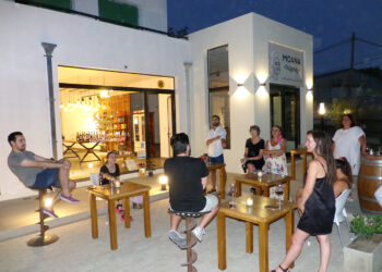 Agostina Viziata realizó una degustación de vinos al paso