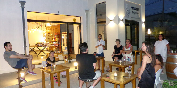 Agostina Viziata realizó una degustación de vinos al paso