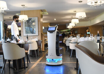 El Hotel Internacional Potrero de los Funes incorporó un robot mozo