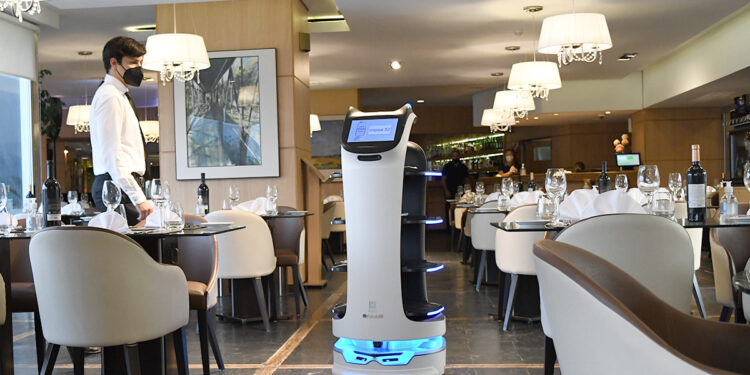 El Hotel Internacional Potrero de los Funes incorporó un robot mozo