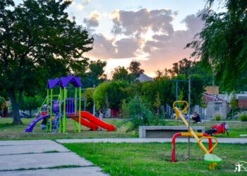 El municipio de Juana Koslay sigue sumando nuevos juegos en distintos parques y espacios verdes