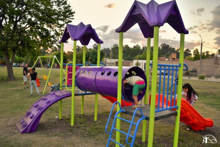 El municipio de Juana Koslay sigue sumando nuevos juegos en distintos parques y espacios verdes