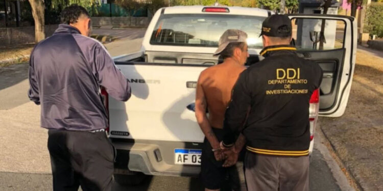 FUE DETENIDO QUIEN HABÍA AGREDIDO A POLICÍAS CUANDO LE FUE FRUSTRADO UN ROBO EN EL BARRIO CERROS COLORADOS.