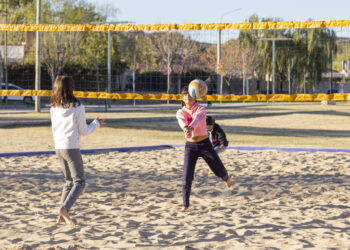 Las escuelas de beach handball y beach vóley comenzaron sus clases