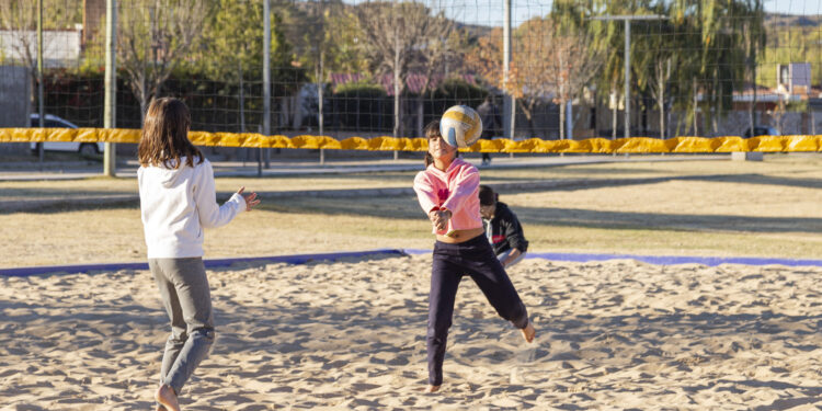 Las escuelas de beach handball y beach vóley comenzaron sus clases