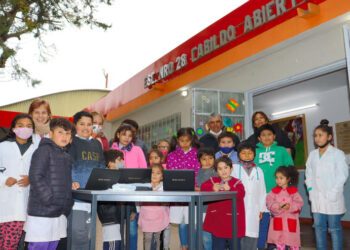 Alumnos de las escuelas de Dónovan y Los Puquios recibieron notebooks