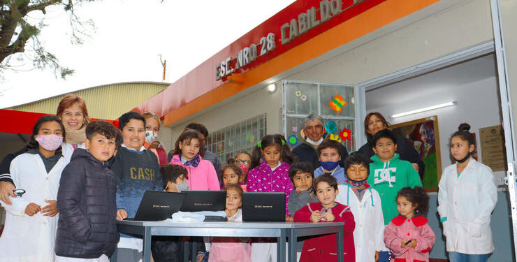 Alumnos de las escuelas de Dónovan y Los Puquios recibieron notebooks
