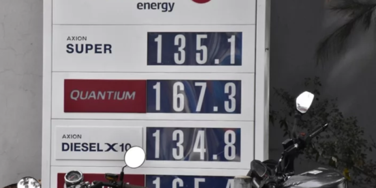 Axion y Shell subieron los precios entre el 10,5 y el 12% promedio Varios automovilistas se sorprendieron este domingo con el aumento de las naftas.
