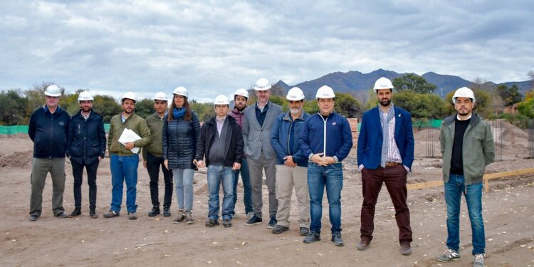 El intendente junto a autoridades provinciales y nacionales visitaron las viviendas que se realizan en Juana Koslay
