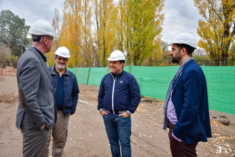 El intendente junto a autoridades provinciales y nacionales visitaron las viviendas que se realizan en Juana Koslay