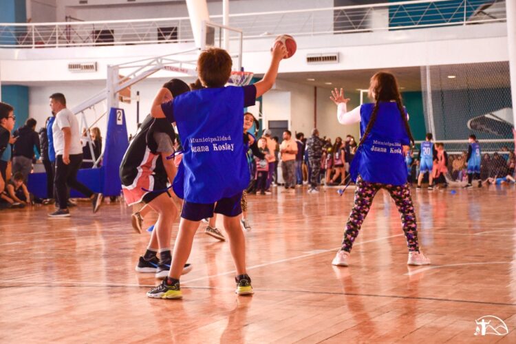 Niños del taller de básquet del Parque Urbano de Juana Koslay participaron en el 1° Encuentro Provincial de Mini Básquet en el Campus ULP