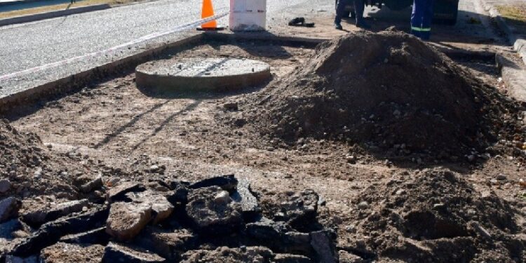 Continúan los trabajos de bacheo y reacondicionamiento en Av. Cuchi Corral