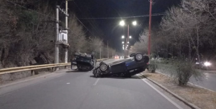 Choque y vuelco de dos vehículos en Av. Pte Perón