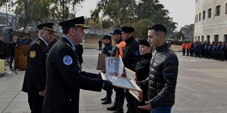Reconocimiento para oficiales de la policía que salvaron vidas