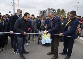 El Gobierno provincial inauguró la rotonda y el camino de interconexión entre el barrio 274 Viviendas y la zona comercial de Juana Koslay