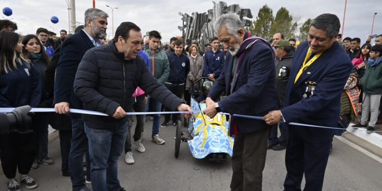 El Gobierno provincial inauguró la rotonda y el camino de interconexión entre el barrio 274 Viviendas y la zona comercial de Juana Koslay
