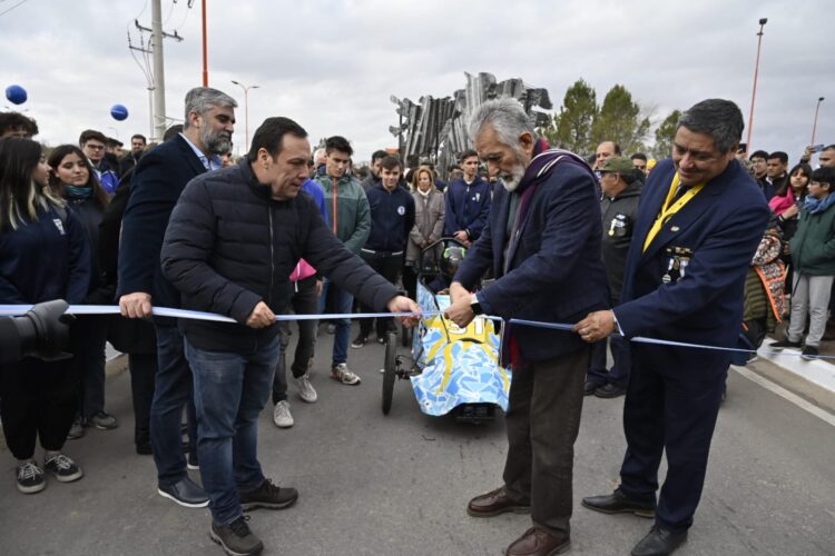 El Gobierno provincial inauguró la rotonda y el camino de interconexión entre el barrio 274 Viviendas y la zona comercial de Juana Koslay