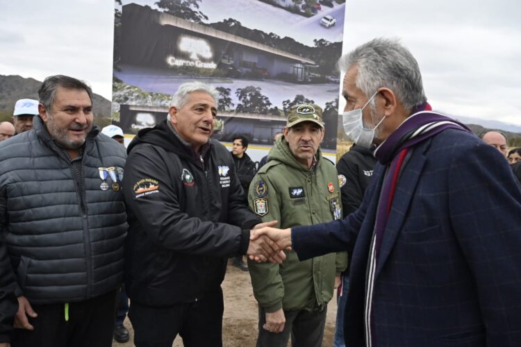 El Gobierno provincial inauguró la rotonda y el camino de interconexión entre el barrio 274 Viviendas y la zona comercial de Juana Koslay