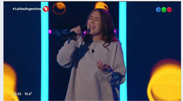 COMENZÓ “LA VOZ” Y UNA KOSLAYENSE CAUTIVÓ A LOS JURADOS.