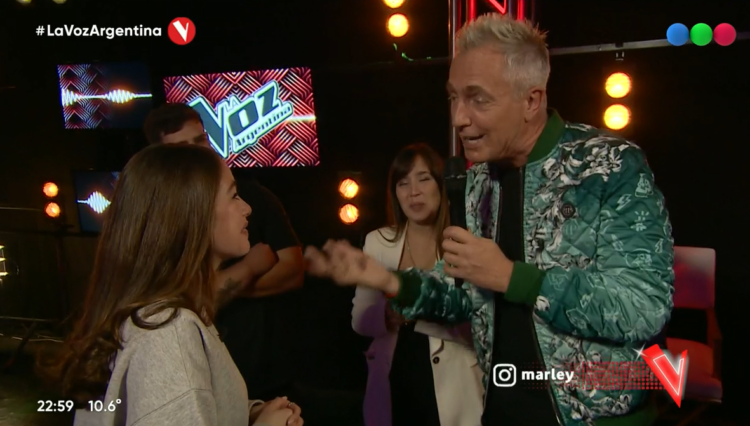 COMENZÓ “LA VOZ” Y UNA KOSLAYENSE CAUTIVÓ A LOS JURADOS.