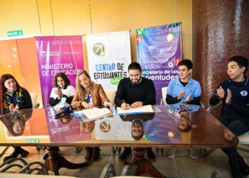 Educación y Juventudes estimularán la formación de centros de estudiantes. Del acto participó el ya constituido en la Esc nº 37 Ing. Lallemant