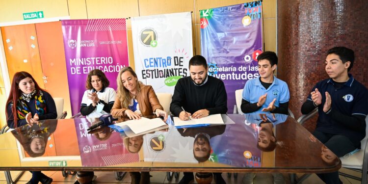 Educación y Juventudes estimularán la formación de centros de estudiantes. Del acto participó el ya constituido en la Esc nº 37 Ing. Lallemant