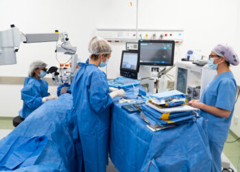 Comienzan las intervenciones oftalmológicas de alta complejidad en el Hospital Ramón Carrillo