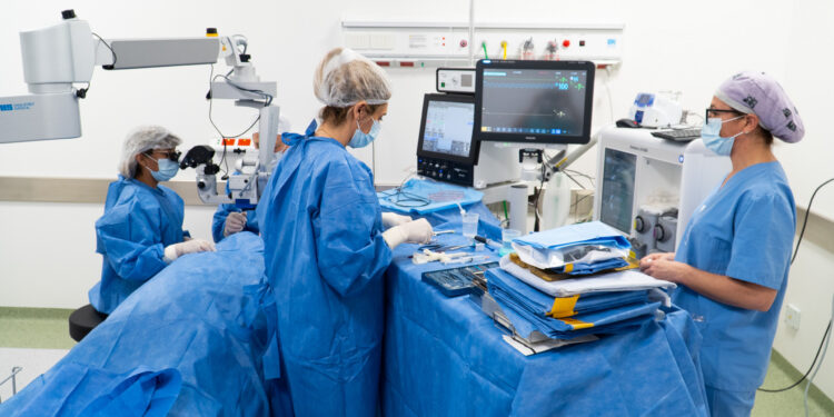 Comienzan las intervenciones oftalmológicas de alta complejidad en el Hospital Ramón Carrillo