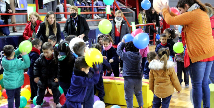 Más de 500 niñas y niños festejaron el Día de los Jardines de Infantes en el Ave Fénix