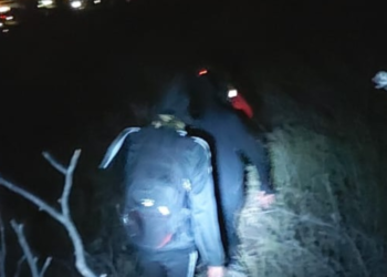 Rescatan a dos jóvenes que se extraviaron en el Cerro de la Cruz