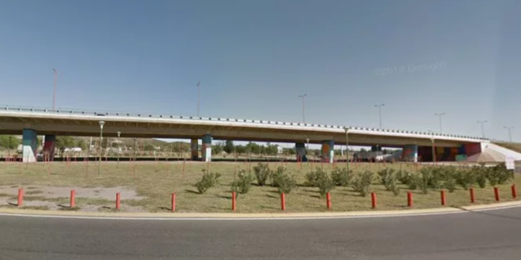 Dos heridos luego de chocar una moto contra un guardarrail