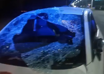 Un joven quedó atrapado en su auto tras volcar en la avenida Santos Ortiz