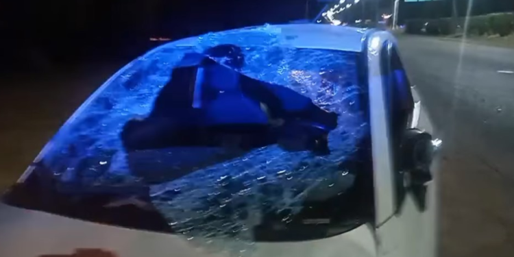 Un joven quedó atrapado en su auto tras volcar en la avenida Santos Ortiz