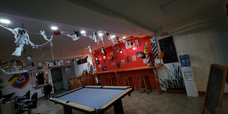 Halloween con sorpresas en distinguida barbería de Juana Koslay