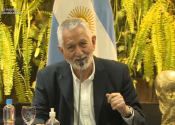 El gobernador anunció aumentos salariales y un bono de fin de año