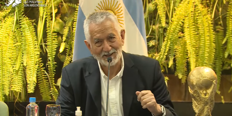 El gobernador anunció aumentos salariales y un bono de fin de año