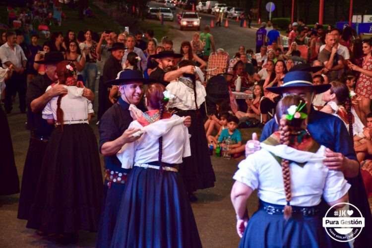 El encendido del “Arbol de Tus Sueños” fue en una noche mucha alegría